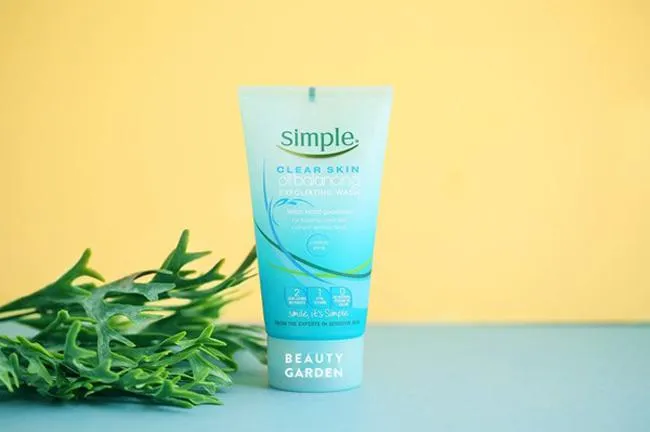 Sữa rửa mặt Simple Clear Skin Oil Balancing Exfoliating Wash