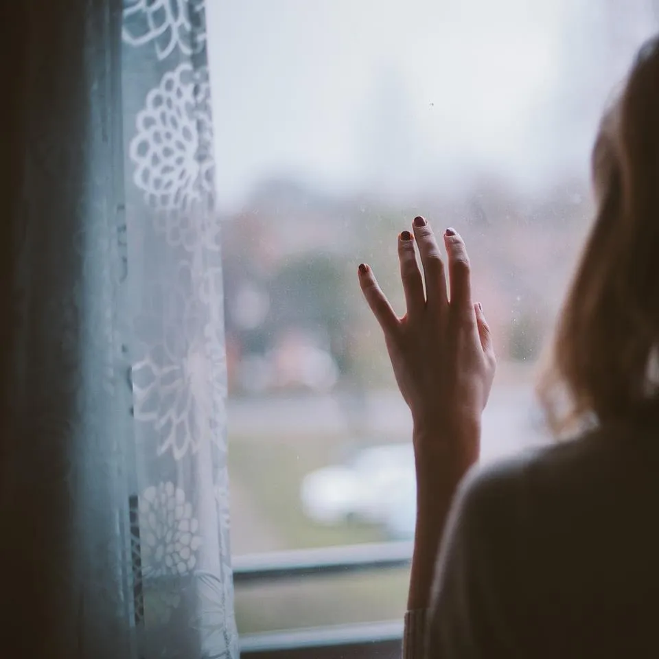 Hình ảnh cô gái ngồi buồn bên cửa sổ