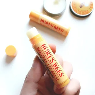 Review son dưỡng môi Burt’s Bee sốt sình sịch trên thị trường