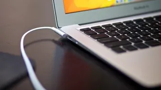 [GIẢI ĐÁP THẮC MẮC] có nên vừa sạc vừa dùng laptop không ?