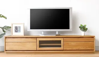 Kệ tivi gỗ tự nhiên hay kệ tivi gỗ công nghiệp tốt hơn ?