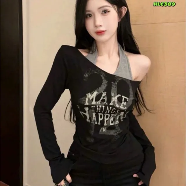 Áo thun lệch vai phối yếm, áo thun nữ trễ vai in chữ phong cách Y2K cá tính quyến rũ