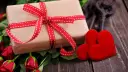 Top 5 quà tặng bạn gái ý nghĩa: Từ son kem đến socola, hoa tươi