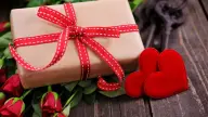 Top 5 quà tặng bạn gái ý nghĩa: Từ son kem đến socola, hoa tươi