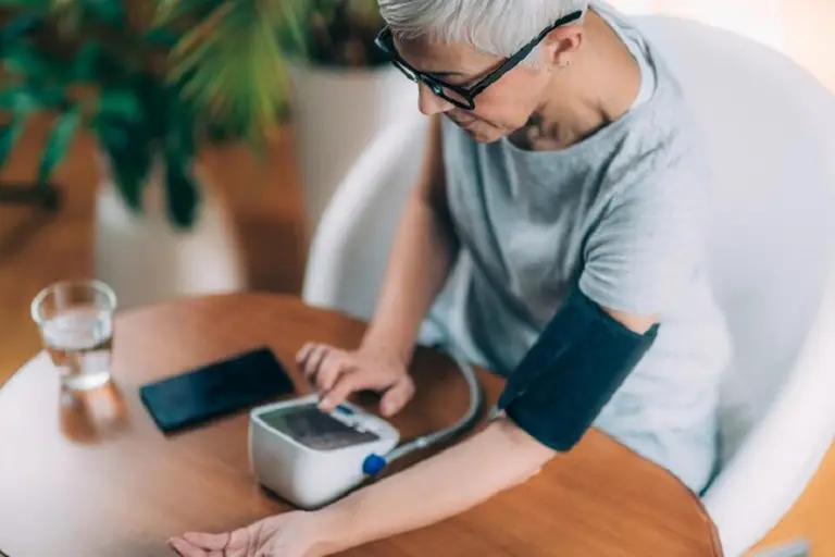 Người ngồi đo huyết áp đúng tư thế tại nhà