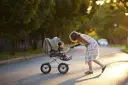 Xe đẩy cho chuyến hè: chọn theo độ tuổi và địa hình