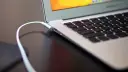[GIẢI ĐÁP THẮC MẮC] Có nên vừa sạc vừa dùng laptop không?