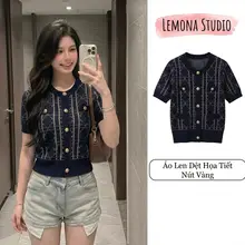 Áo Len Dệt Kim Họa Tiết PINK CHARM Kết Hợp Cúc Vàng Nổi Bật, Áo Len Nữ Kiểu Dáng Trẻ Trung