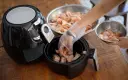 Nồi chiên không dầu dùng đúng cách: nhiệt độ, vệ sinh và thứ cần tránh