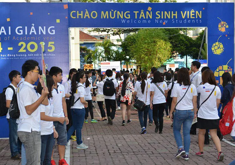 Tân sinh viên mới nhập trường cần phải chuẩn bị đầy đủ hồ sơ và giấy tờ