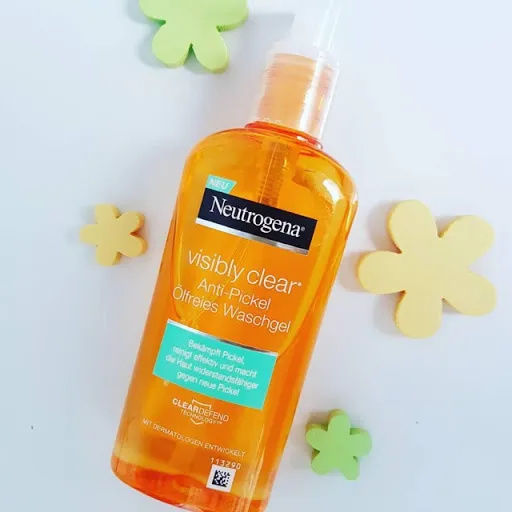 Sữa rửa mặt Neutrogena làm sạch da mụn