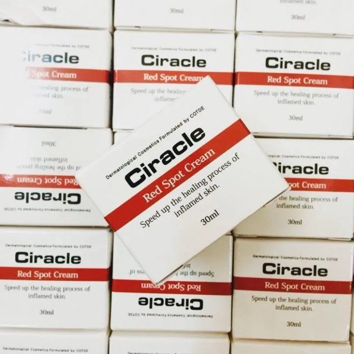 Hộp kem trị mụn Ciracle thiết kế tinh tế, dễ mang theo