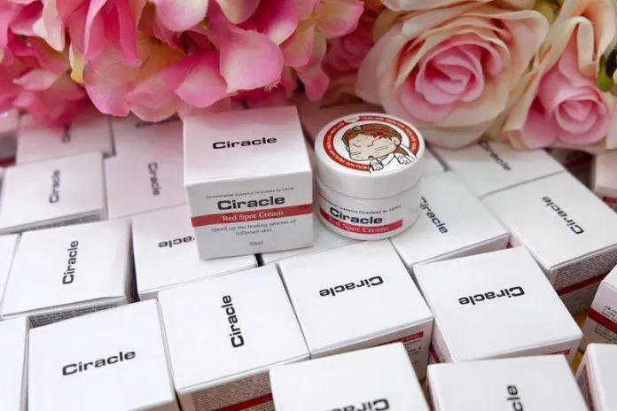 Kem trị mụn Ciracle Red Spot Cream với thiết kế nhỏ gọn