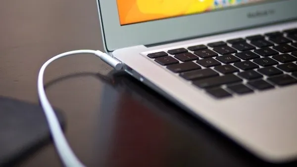 [GIẢI ĐÁP THẮC MẮC] có nên vừa sạc vừa dùng laptop không ?