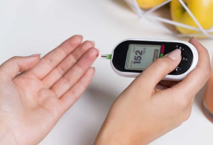 Người dùng thao tác đo đường huyết tại nhà bằng máy đo cá nhân