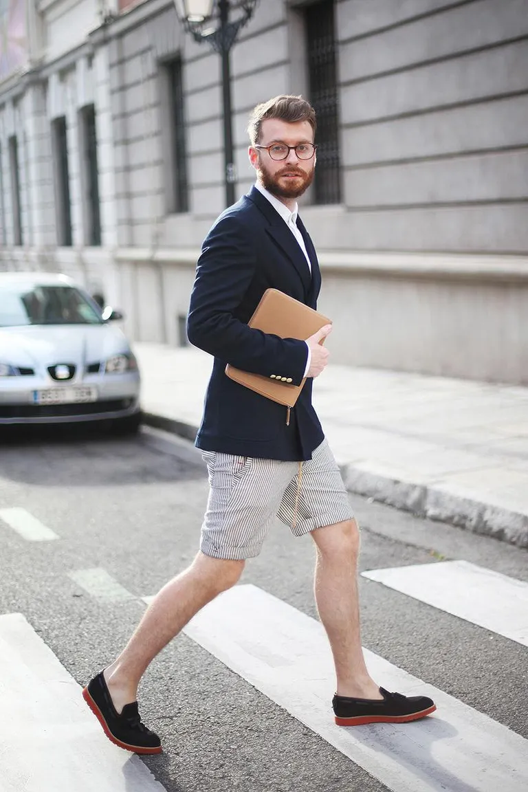 Mix quần short nam với áo vest