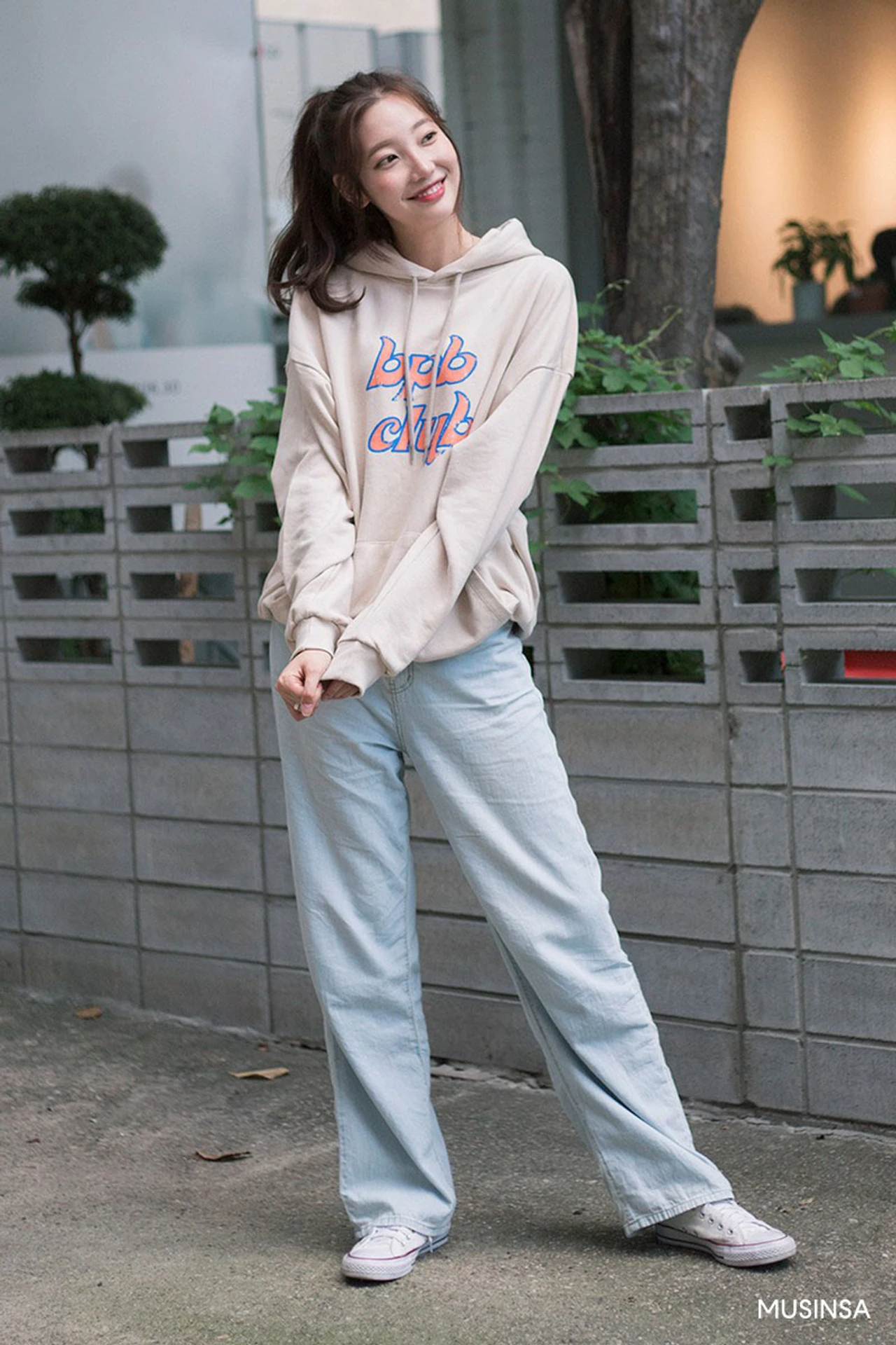 Quần ống rộng phối áo hoodie cá tính