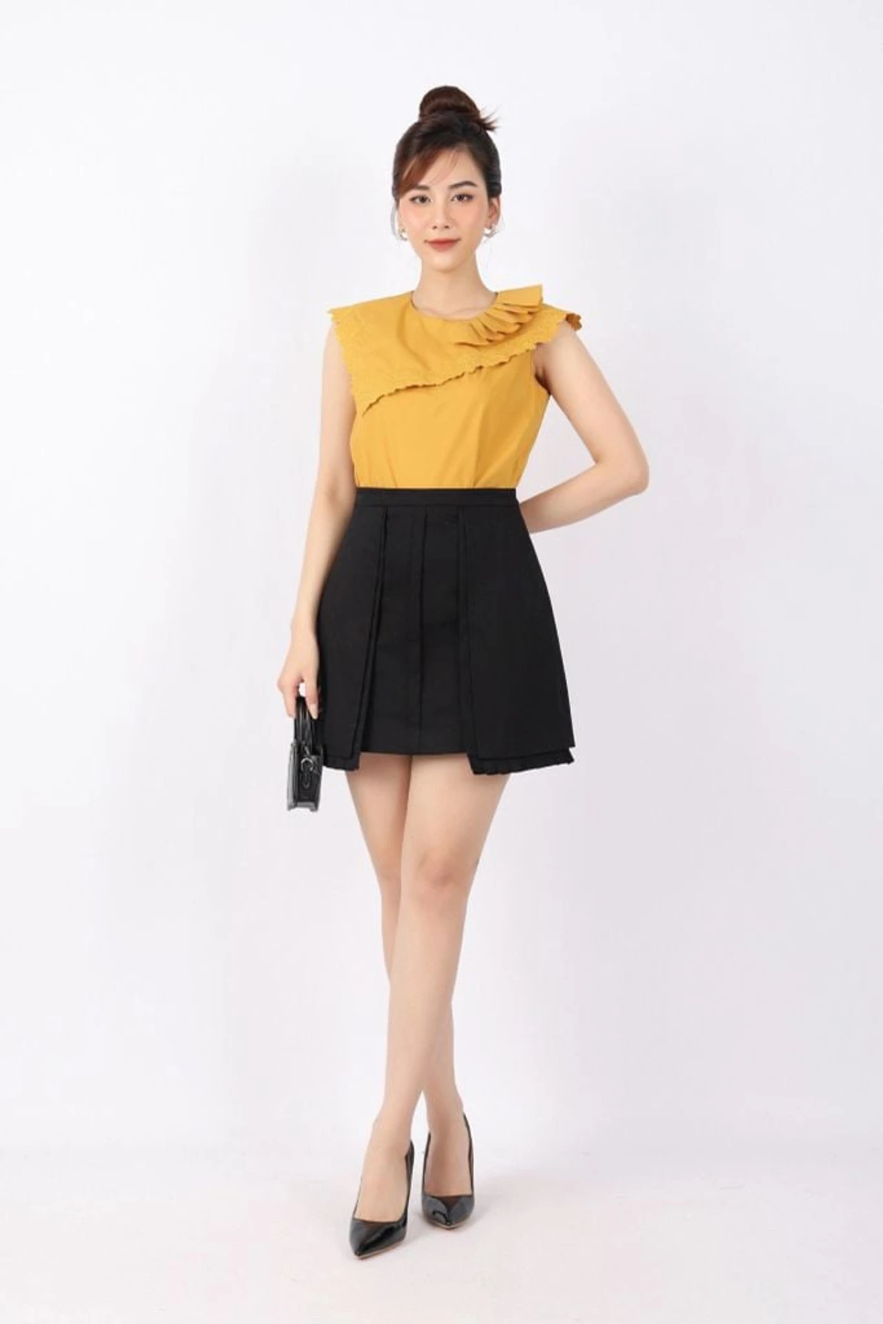 Mix áo cổ tròn xếp ly với chân váy xòe