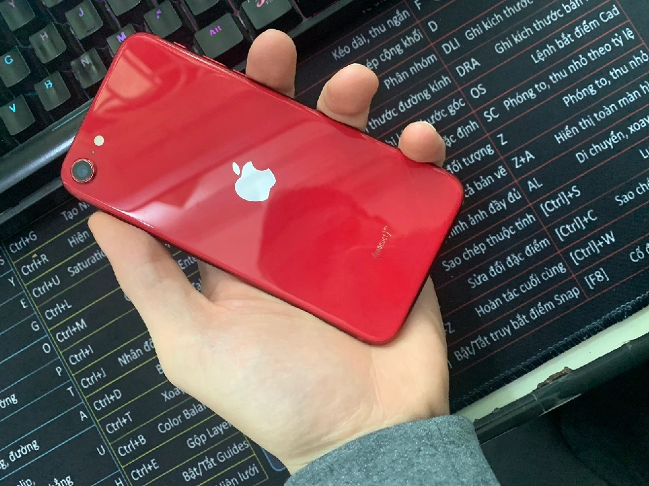 iPhone SE 2020 màu đỏ nhỏ gọn