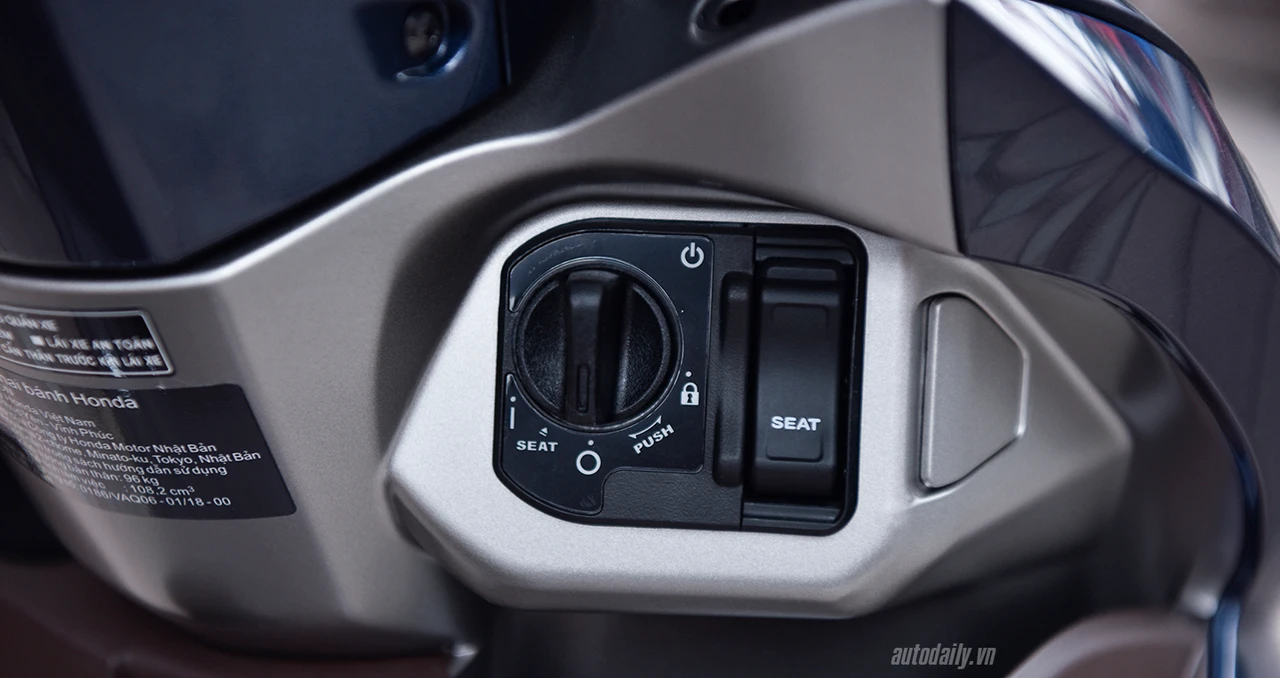Xoay núm vặn về vị trí SEAT/FUEL để mở cốp