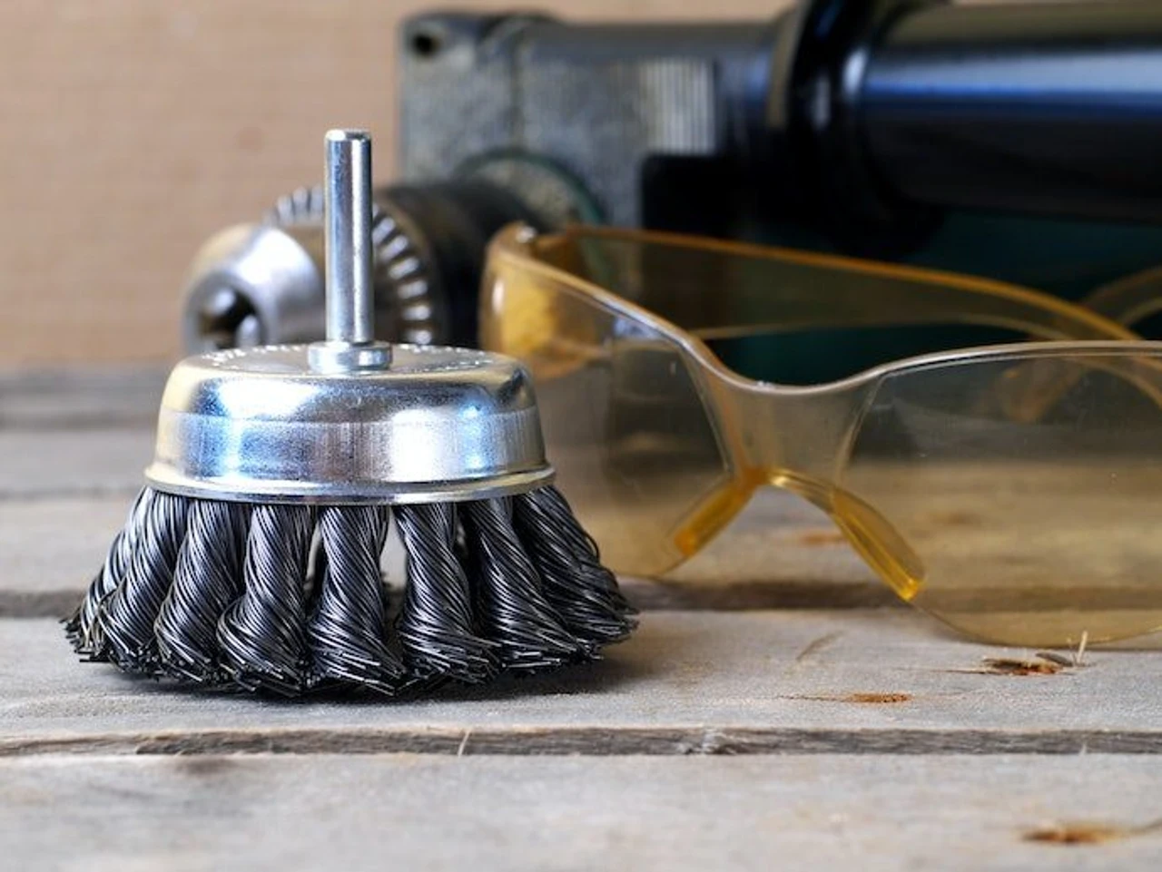 đeo đồ bảo hộ khi dùng bàn chải lắp máy