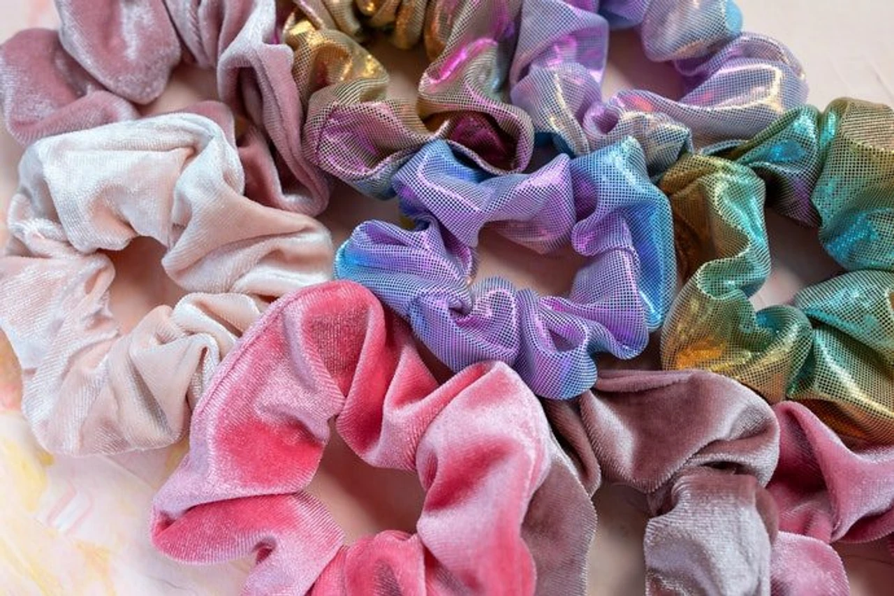 Scrunchies – phụ kiện tóc mềm, êm và dễ phối