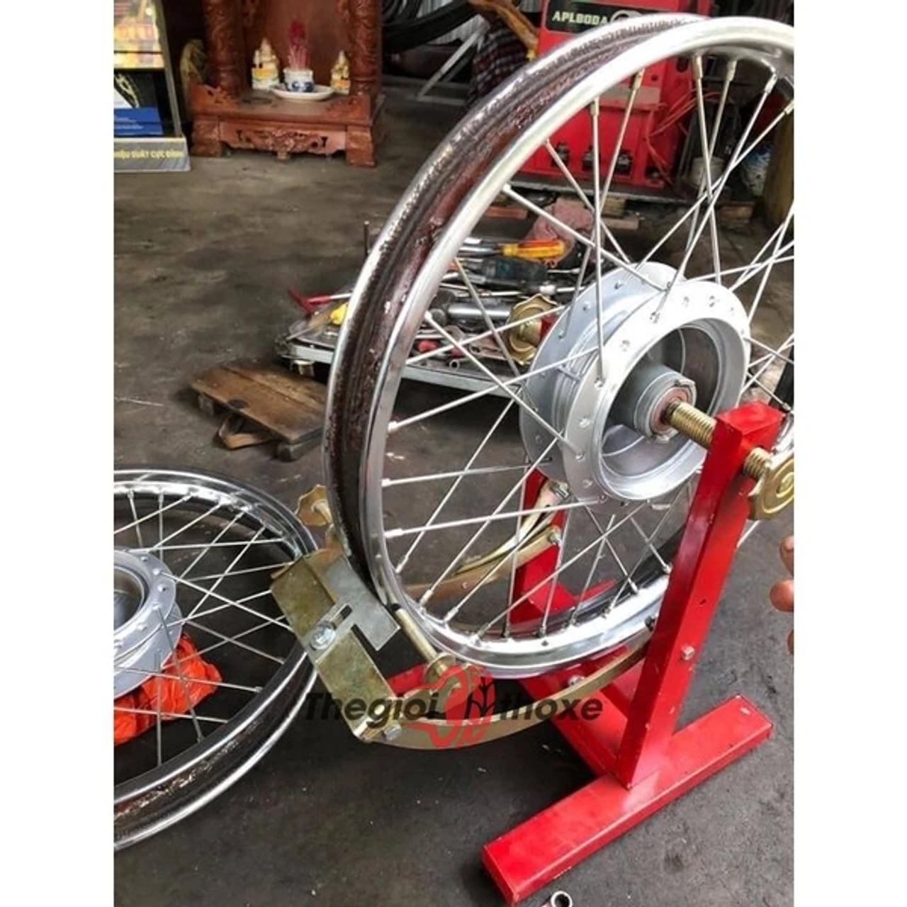 Cân chỉnh vành xe và rút căm tại tiệm