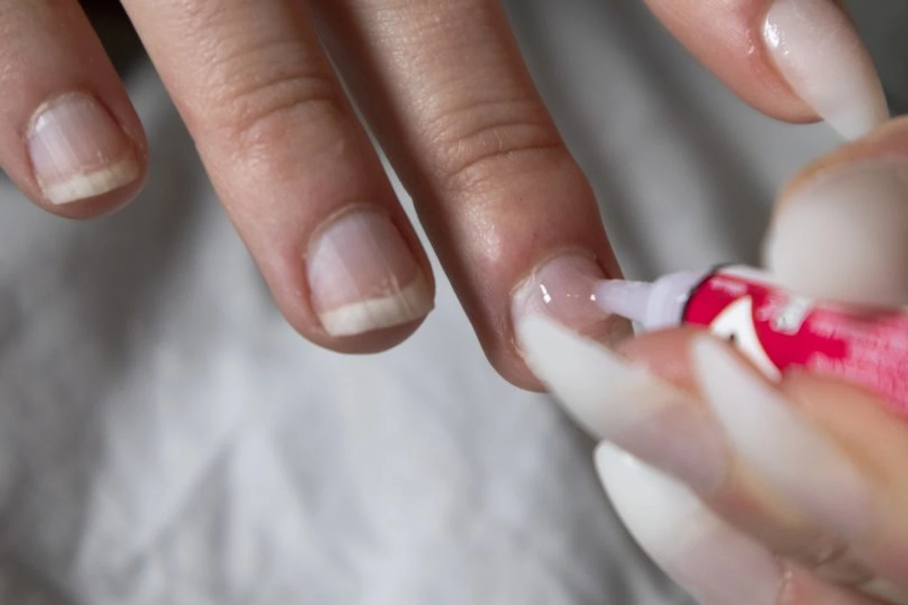 nhỏ keo lên móng khi làm nail tại nhà