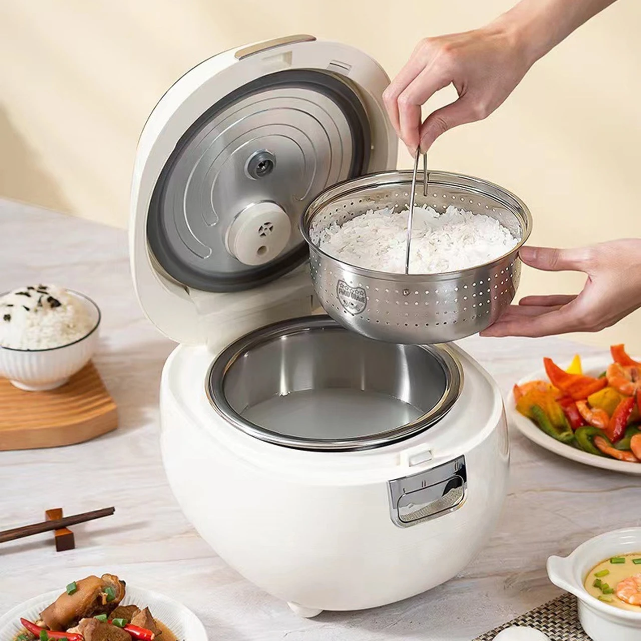 Cơm nấu bằng nồi tách đường có màu trắng tự nhiên