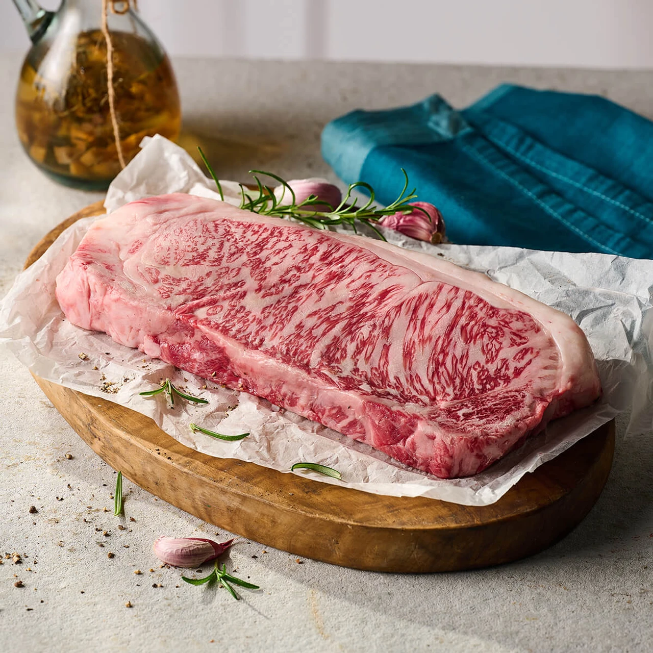 Wagyu A5 đặc trưng với vân mỡ dày đặc