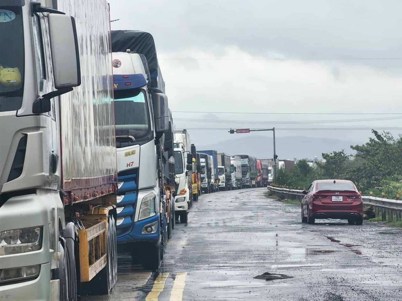 Sơ tán tìm nơi trú ẩn an toàn trước bão lớn
