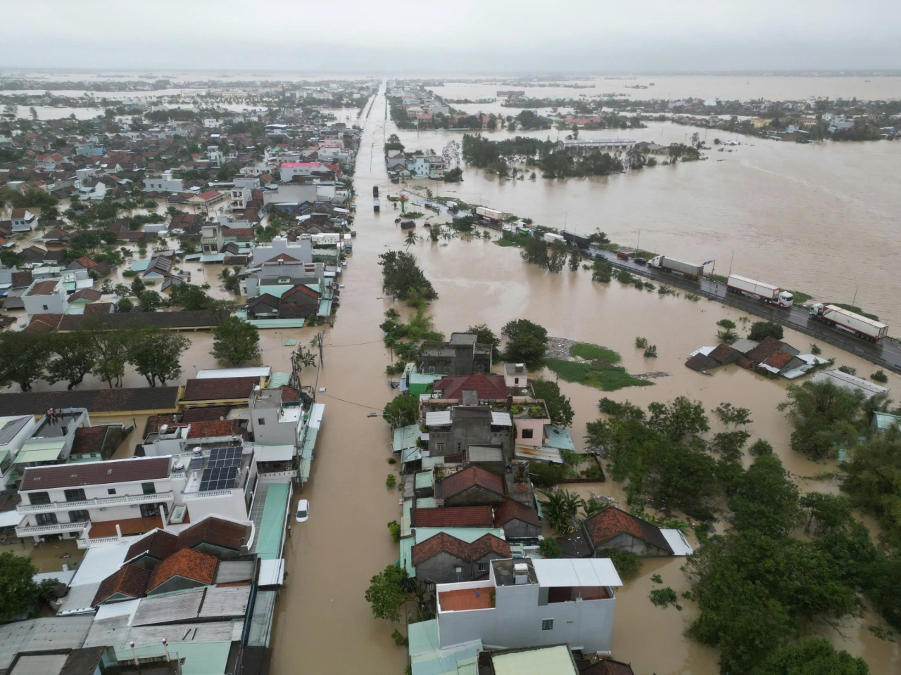 Ngập lụt kéo dài cô lập khu dân cư