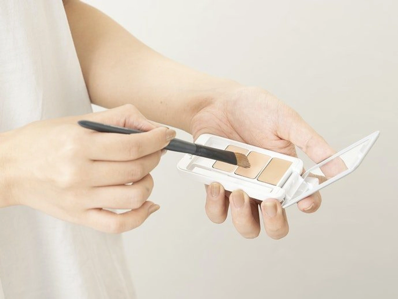 Cách lấy concealer lên cọ