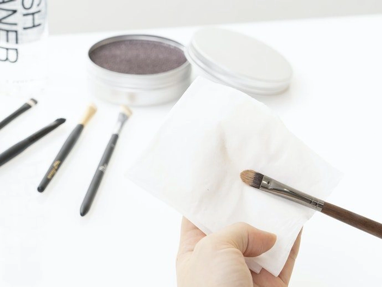 Vệ sinh cọ makeup đúng cách