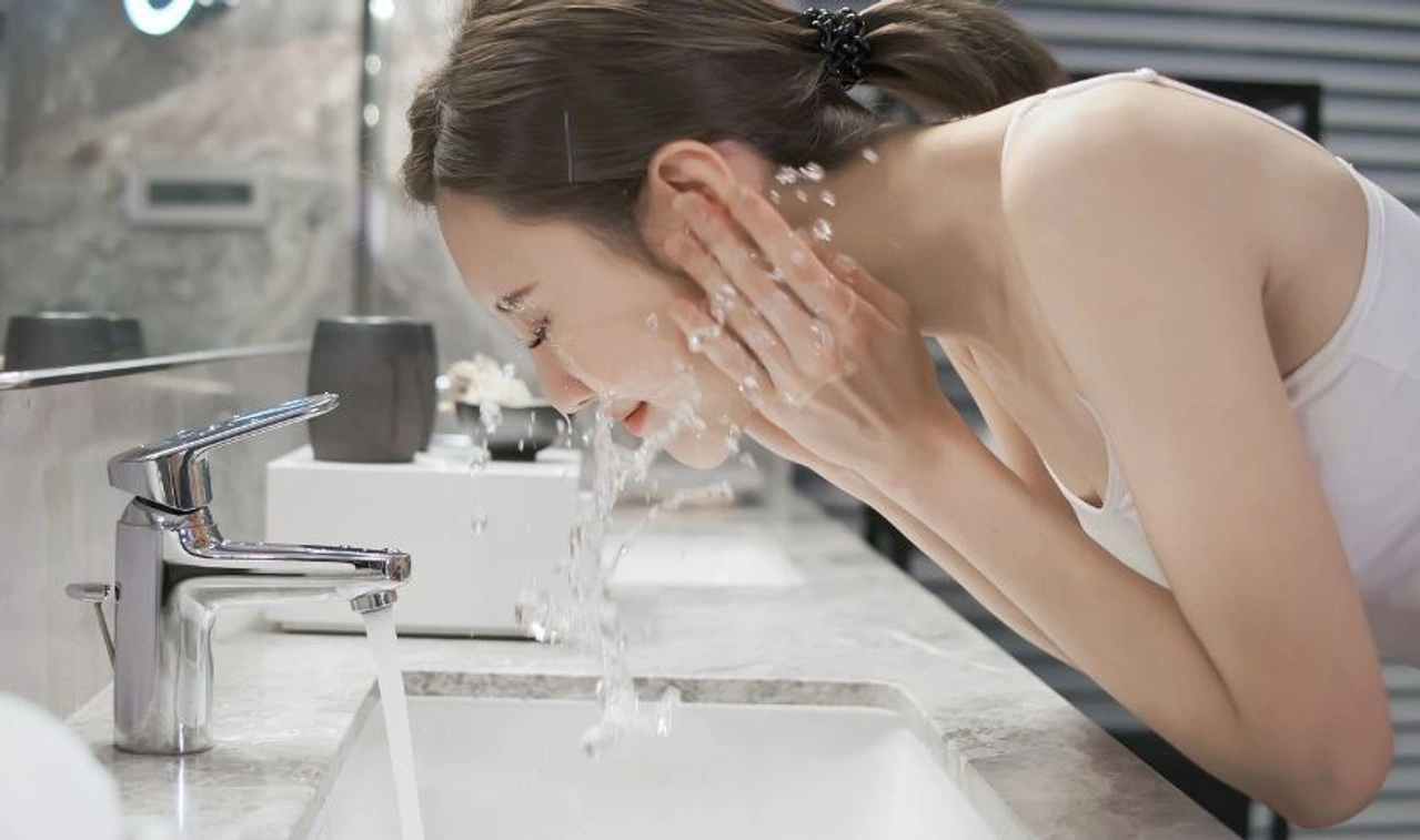 Rửa mặt sạch bằng sữa rửa mặt phù hợp