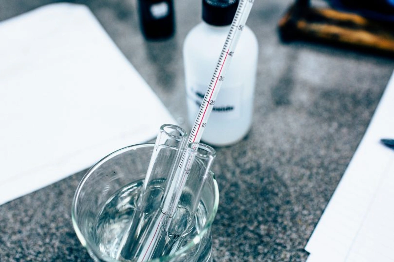 Nhiệt kế thủy tinh với ống nghiệm