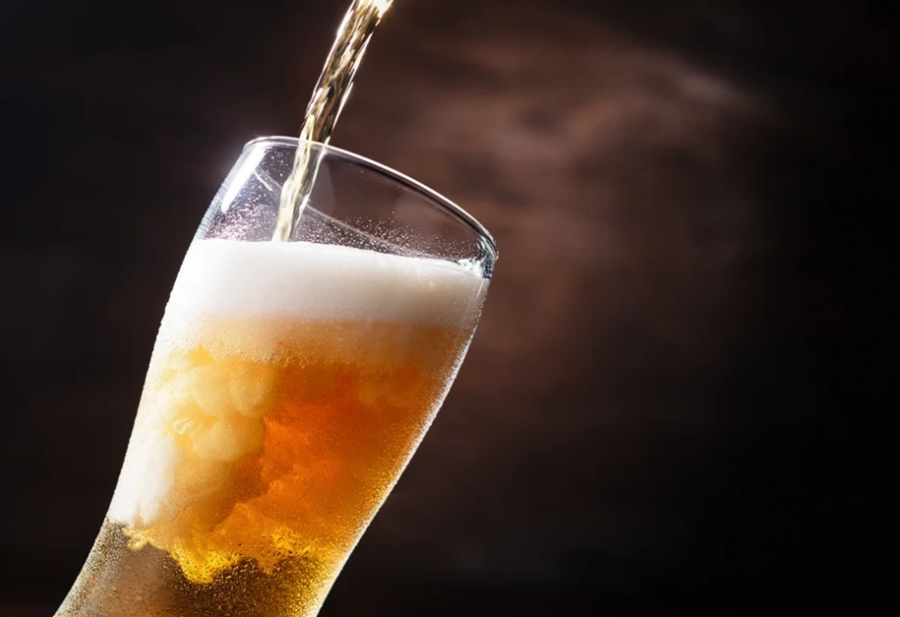 Rót bia vào ly 45 độ để tạo lớp bọt