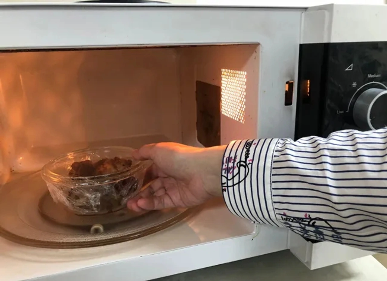 Màng bọc thực phẩm trong lò vi sóng