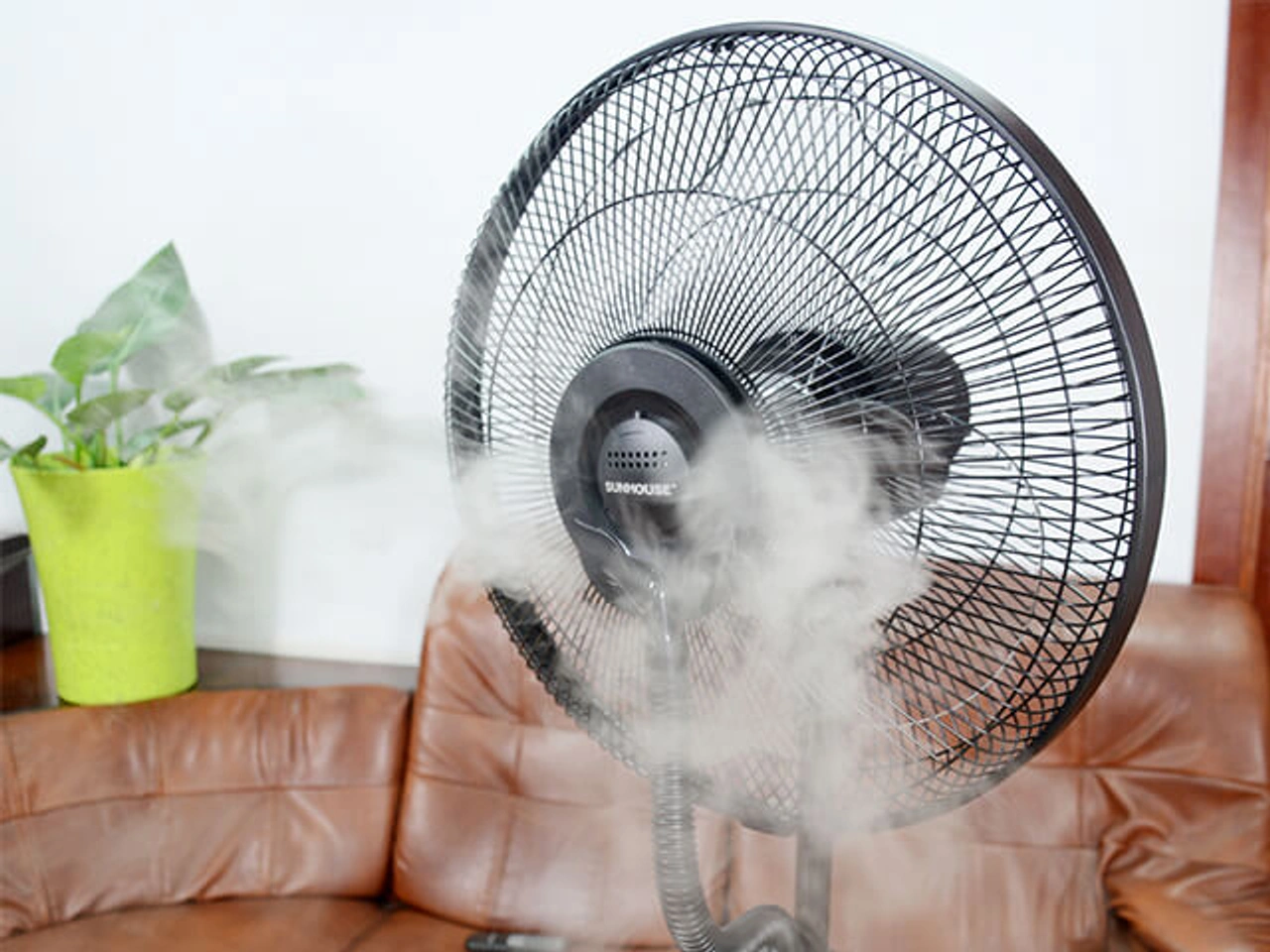 Quạt máy có chức năng phun sương