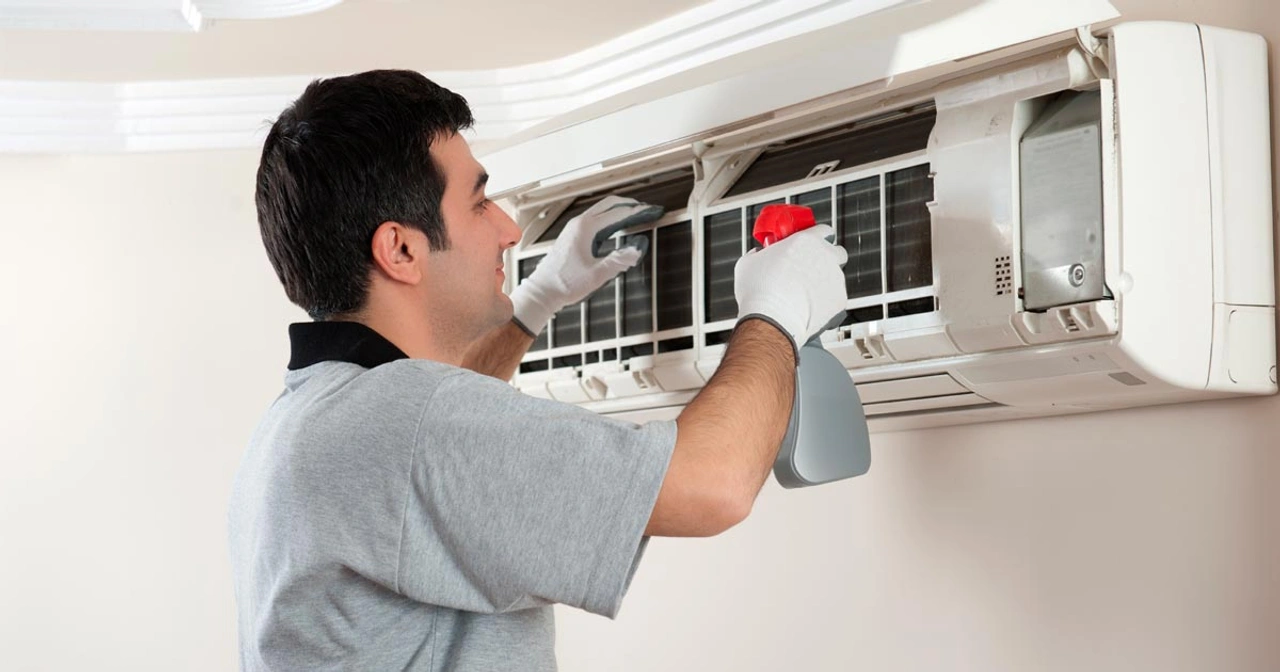 Kỹ thuật viên vệ sinh bộ lọc không khí điều hòa 2 chiều tháo ra làm sạch bụi bẩn định kỳ