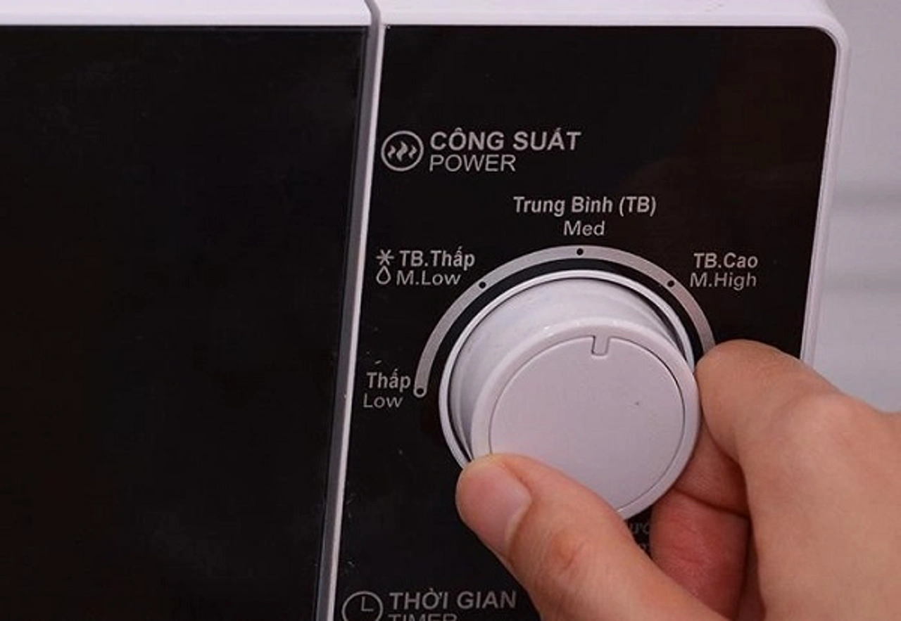 Chỉnh công suất lò vi sóng để rã đông thực phẩm