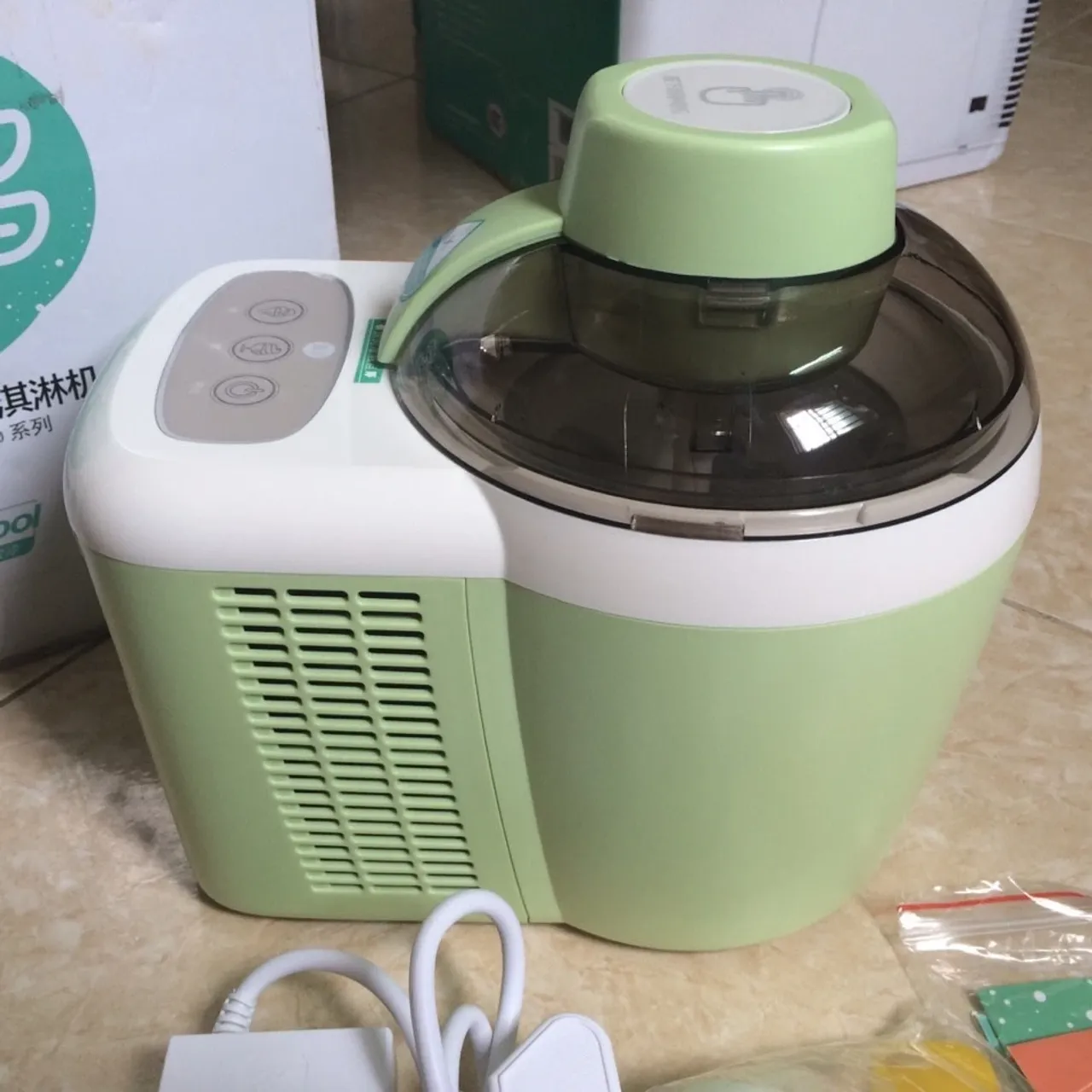 Máy làm kem Milato 0.7L