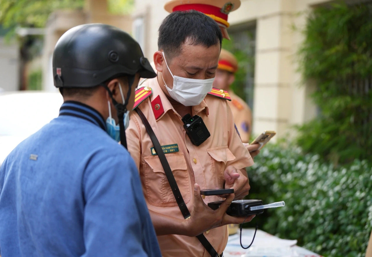 CSGT kiểm tra nồng độ cồn người tham gia giao thông