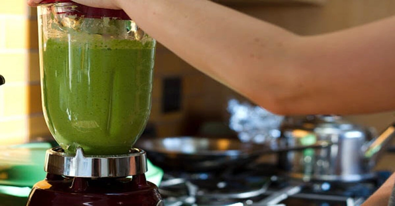 Điều chỉnh lượng nước phù hợp theo vạch định mức trên cối