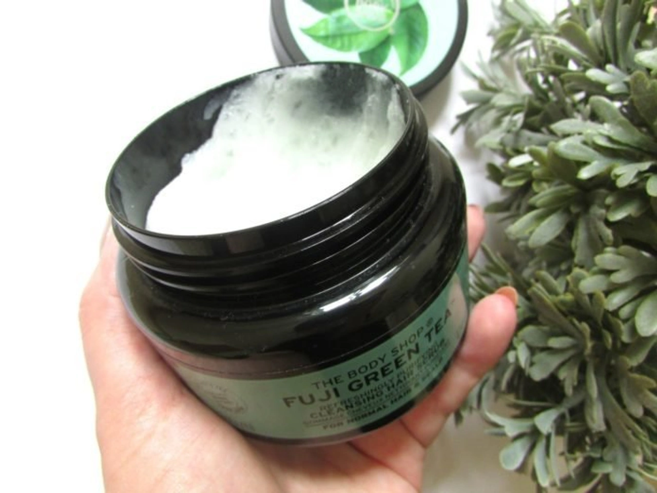 Trải nghiệm sử dụng The Body Shop Fuji Green Tea Hair Scrub tẩy da đầu dầu