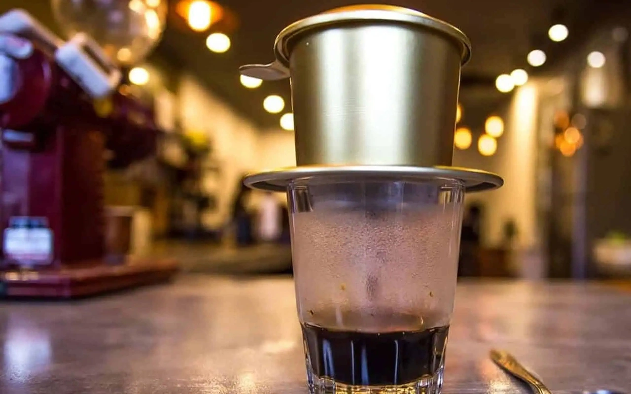 Phin cà phê Việt Nam truyền thống — phương pháp pha phổ biến nhất