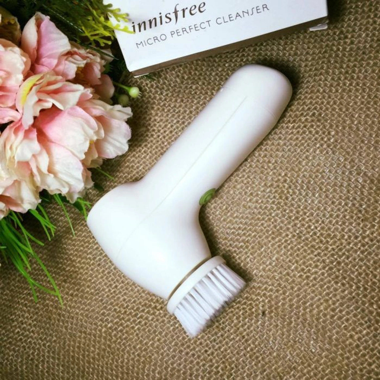 Máy rửa mặt Innisfree Micro Perfect Cleanser thiết kế tam giác nhỏ gọn