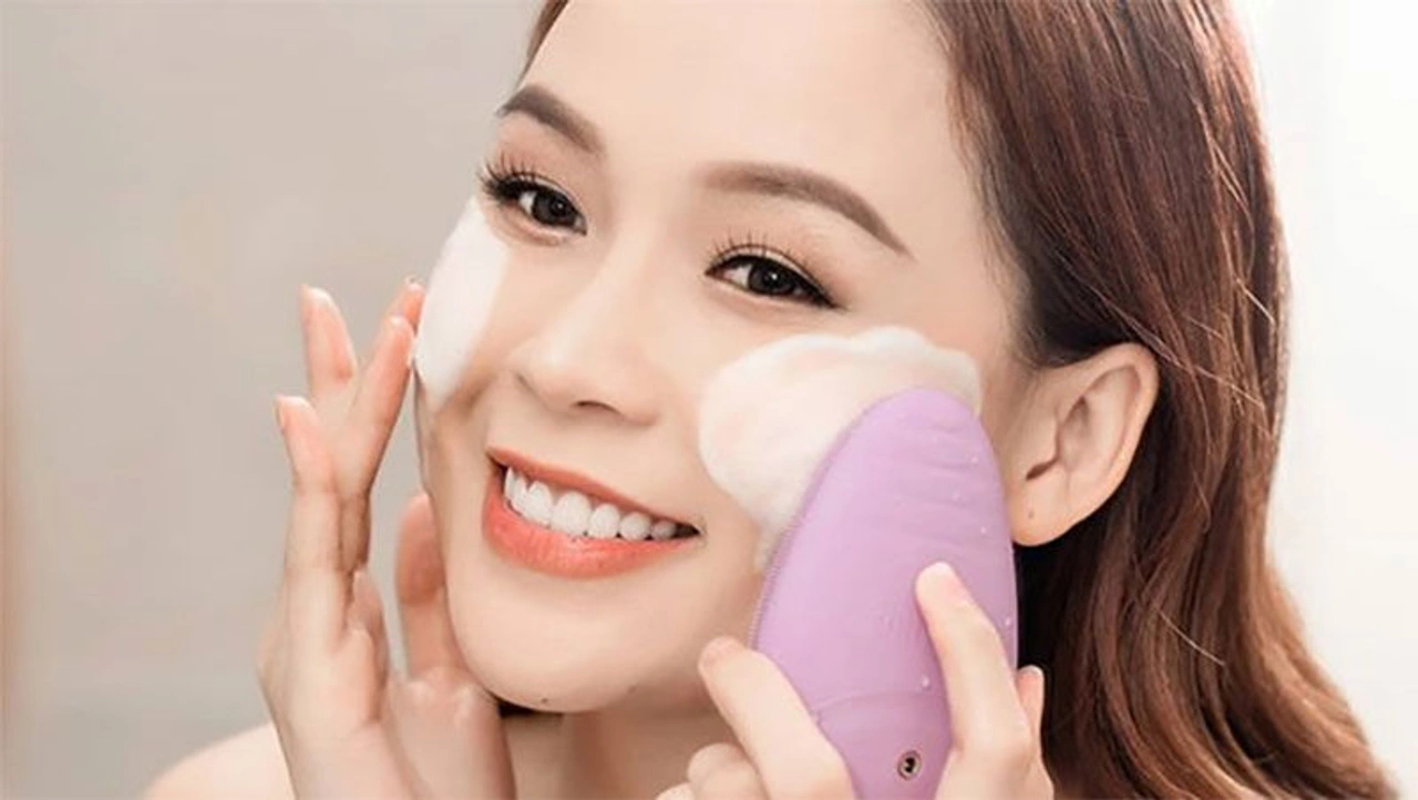 So sánh máy rửa mặt sonic và silicone cho da dầu mụn