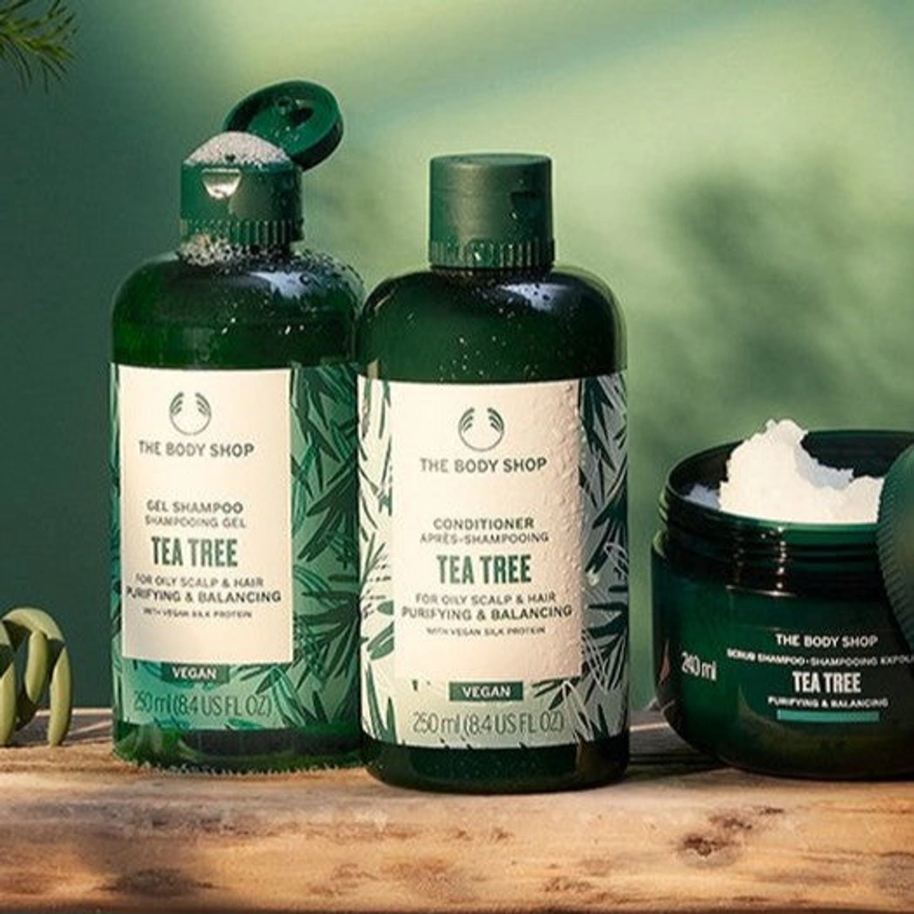So sánh Fuji Green Tea Hair Scrub và Tea Tree Hair Scrub The Body Shop