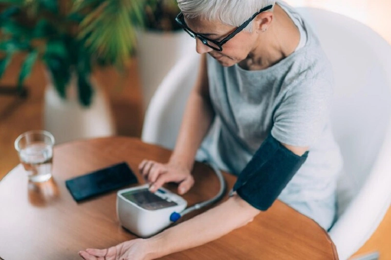 Người ngồi đo huyết áp đúng tư thế tại nhà